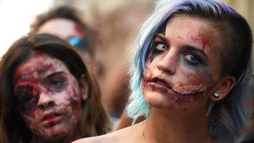 Seram, Gerombolan Zombie Berkeliaran di Jalanan Prancis - Bagian 6