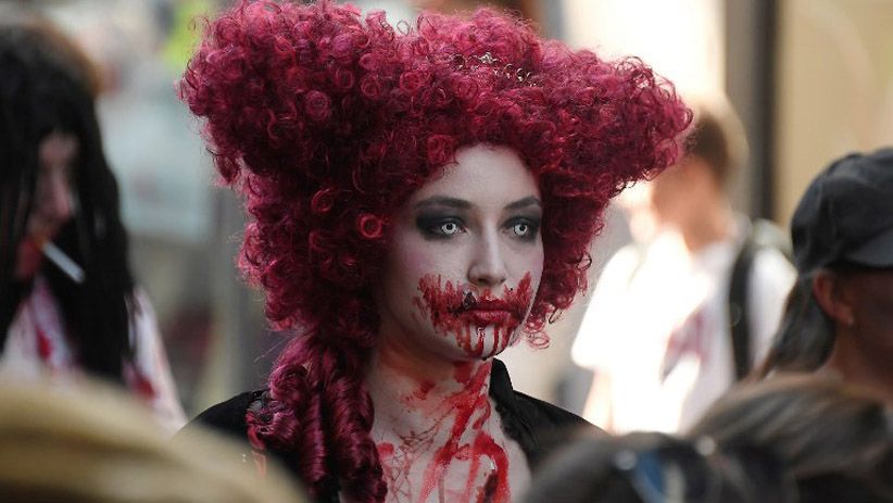 Seram, Gerombolan Zombie Berkeliaran di Jalanan Prancis - Bagian 2