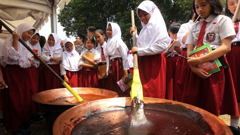 Mengenal Budaya Betawi, Siswa SD Ini Belajar Membuat Dodol - Bagian 1