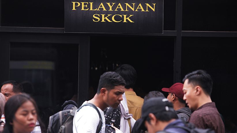 Ratusan Warga Antre Buat SKCK di Polres Jakarta Selatan - Bagian 2