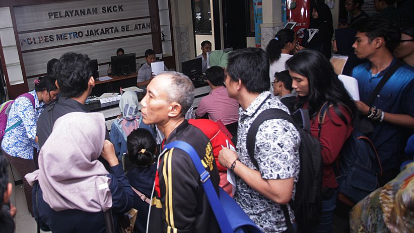 Ratusan Warga Antre Buat SKCK di Polres Jakarta Selatan - Bagian 1