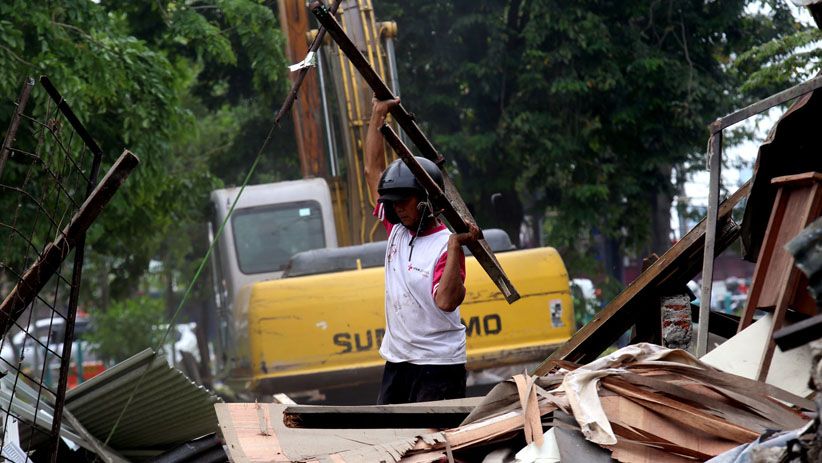 Berdiri di Atas Jalur Hijau, Puluhan Lapak Usaha Dibongkar Satpol PP Surabaya - Bagian 4