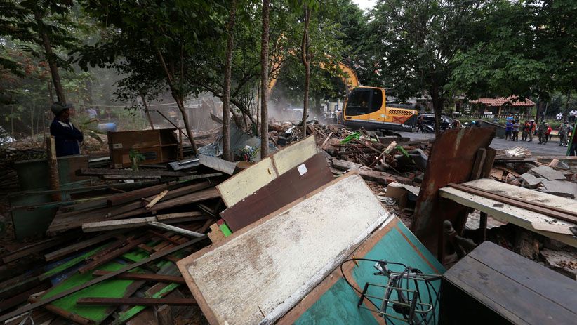 Berdiri di Atas Jalur Hijau, Puluhan Lapak Usaha Dibongkar Satpol PP Surabaya - Bagian 3