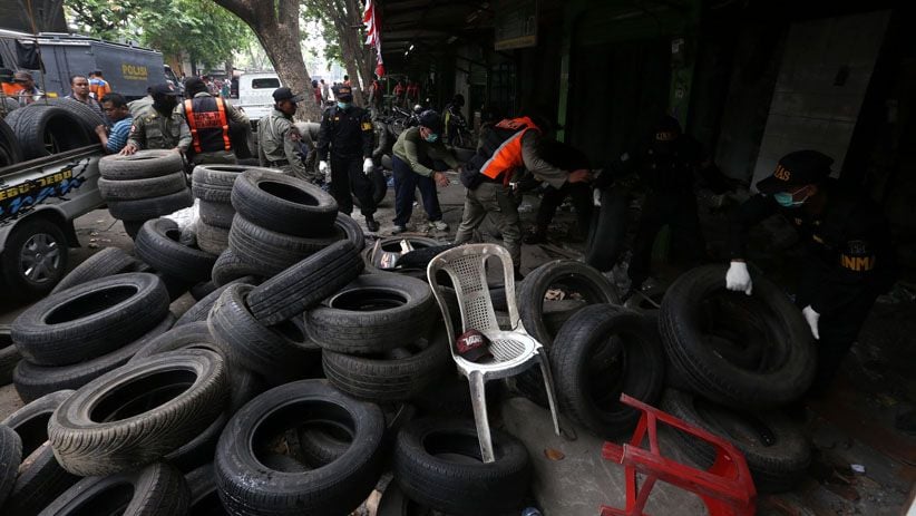 Berdiri di Atas Jalur Hijau, Puluhan Lapak Usaha Dibongkar Satpol PP Surabaya - Bagian 1