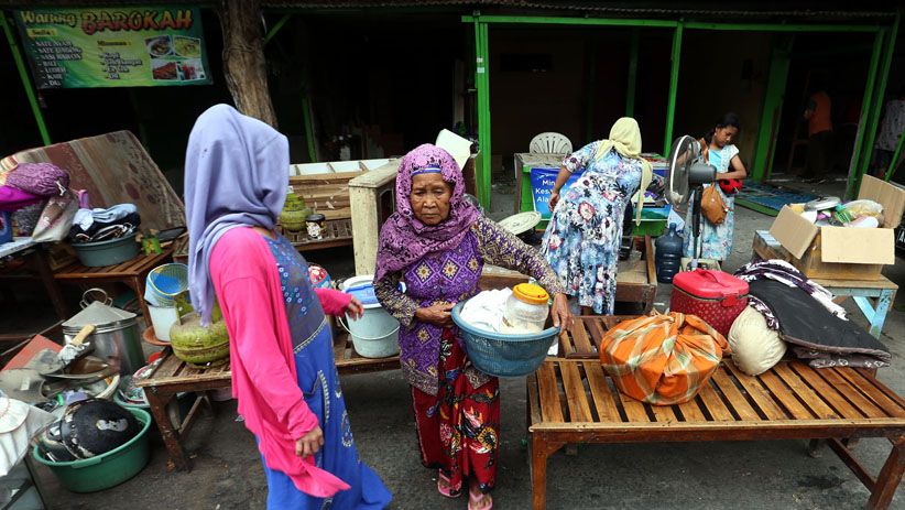 Berdiri di Atas Jalur Hijau, Puluhan Lapak Usaha Dibongkar Satpol PP Surabaya - Bagian 6