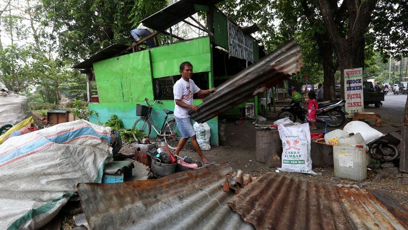 Berdiri di Atas Jalur Hijau, Puluhan Lapak Usaha Dibongkar Satpol PP Surabaya - Bagian 5