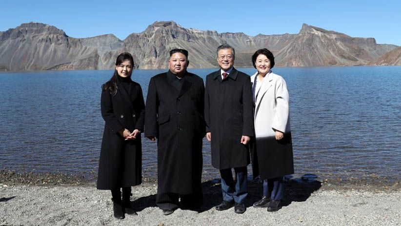 Potret Kim Jong Un dan Moon Jae In Jalan-Jalan ke Puncak Gunung Paektu - Bagian 2