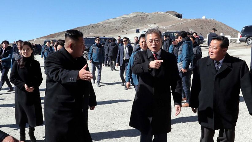 Potret Kim Jong Un dan Moon Jae In Jalan-Jalan ke Puncak Gunung Paektu - Bagian 3