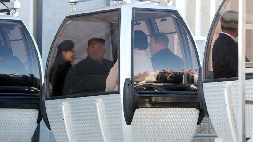 Potret Kim Jong Un dan Moon Jae In Jalan-Jalan ke Puncak Gunung Paektu - Bagian 5