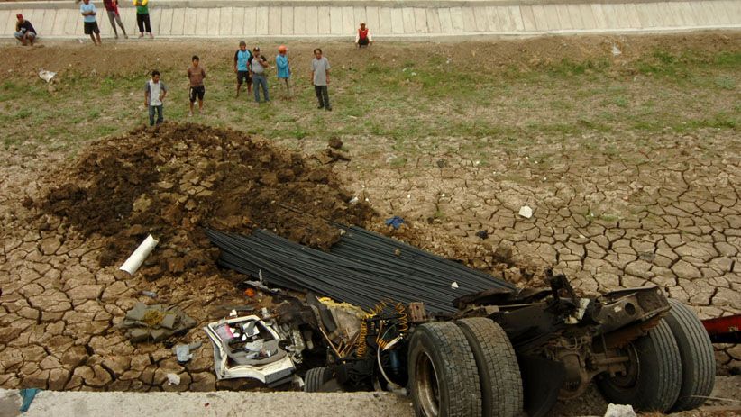 Truk Kontainer Terjun ke Sungai yang Kering, Sopir Tewas Tertimpa Besi - Bagian 2