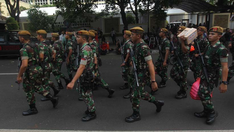 Jelang Pengundian Nomor Urut, Polisi dan TNI Jaga Ketat Gedung KPU - Bagian 4