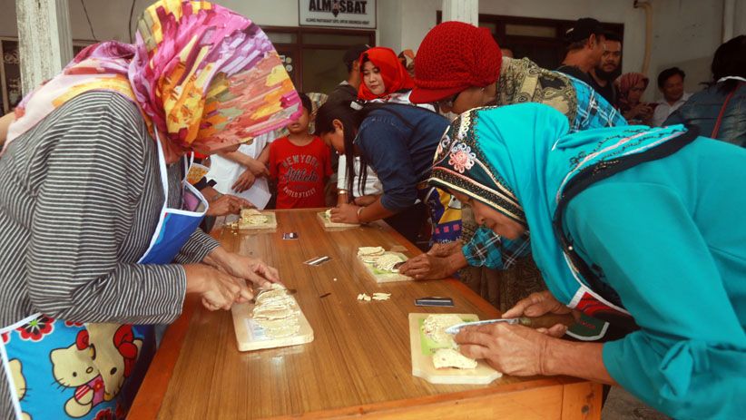 Emak-Emak Lomba Potong Tempe Setipis ATM - Bagian 3