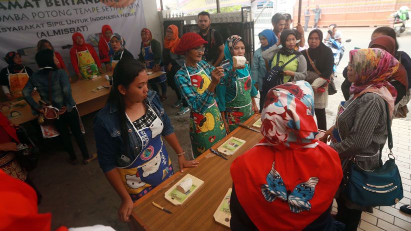 Emak-Emak Lomba Potong Tempe Setipis ATM - Bagian 4