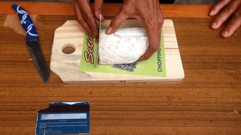 Emak-Emak Lomba Potong Tempe Setipis ATM - Bagian 1