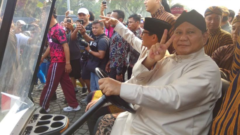 Deklarasi Kampanye Damai, Capres-Cawapres Pakai Baju Adat - Bagian 4