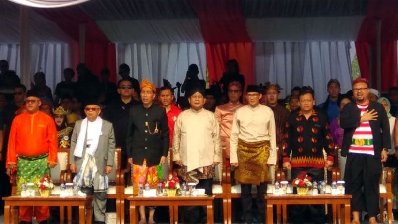 Deklarasi Kampanye Damai, Capres-Cawapres Pakai Baju Adat - Bagian 3