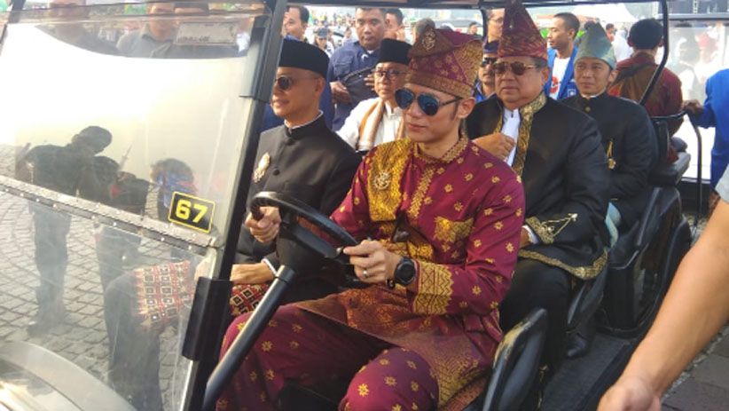 Deklarasi Kampanye Damai, Capres-Cawapres Pakai Baju Adat - Bagian 5