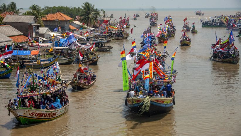 Ribuan Nelayan Karawang Mengikuti Tradisi Nadran Laut