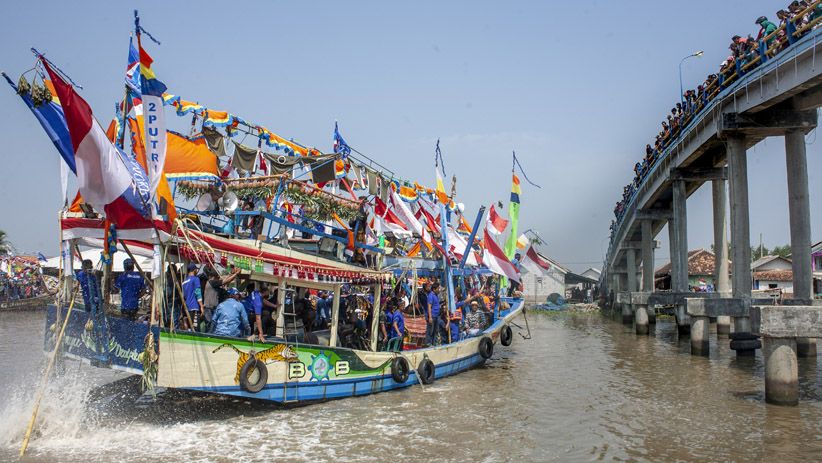 Ribuan Nelayan Karawang Mengikuti Tradisi Nadran Laut - Bagian 2