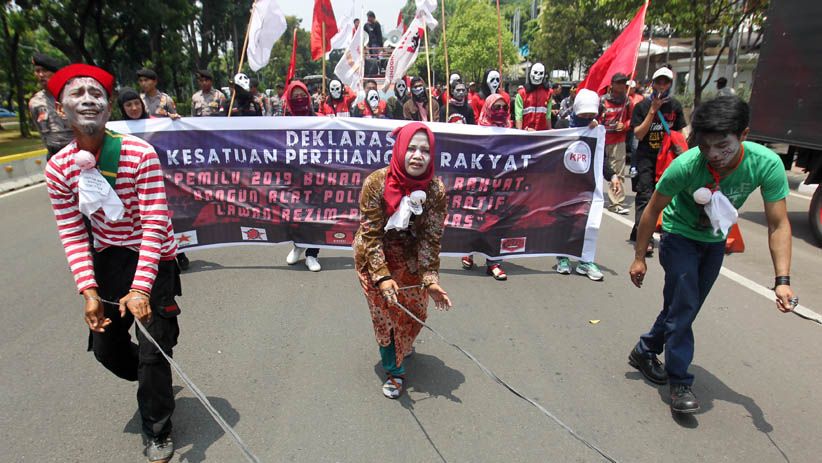 Tolak Politik Adu Domba, Buruh Gelar Aksi Teatrikal - Bagian 1