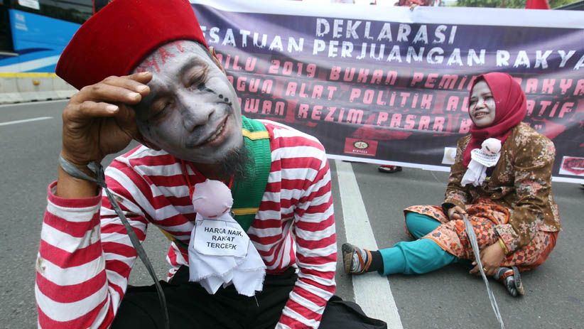 Tolak Politik Adu Domba, Buruh Gelar Aksi Teatrikal - Bagian 2