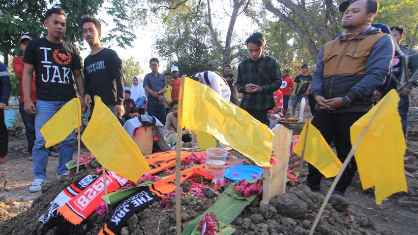 Makam Anggota Jakmania Haringga Sirila Dipenuhi Syal Persija - Bagian 2