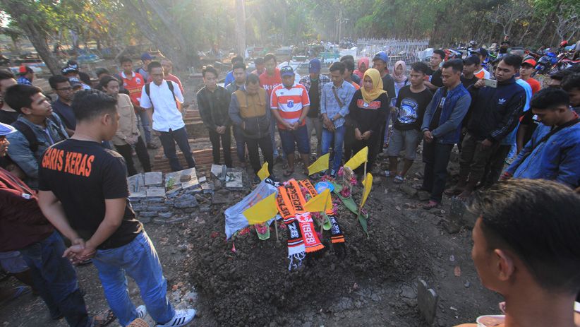 Makam Anggota Jakmania Haringga Sirila Dipenuhi Syal Persija - Bagian 3