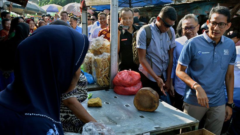 Berkunjung ke Pasar Wonodri Semarang, Sandiaga Diserbu Emak-Emak