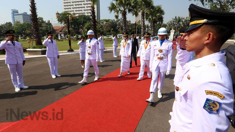 Foto-Foto Gubernur Jawa Timur Soekarwo Lantik 12 Kepala Daerah Terpilih