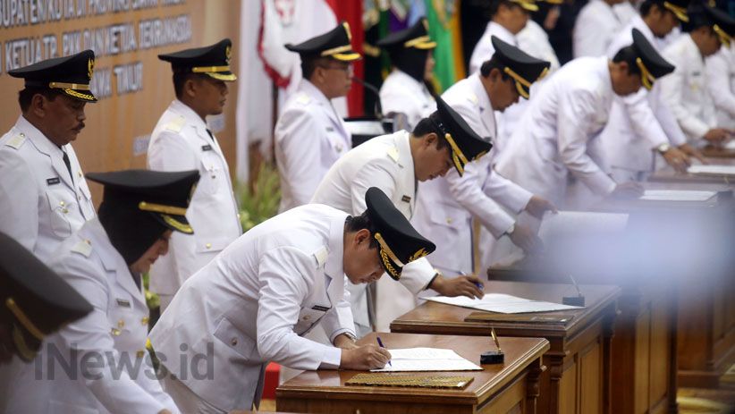 Foto-Foto Gubernur Jawa Timur Soekarwo Lantik 12 Kepala Daerah Terpilih