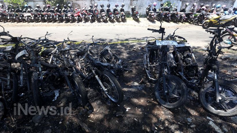 18 Sepeda Motor Pelajar SMKN 6 Surabaya Hangus Terbakar saat Parkir