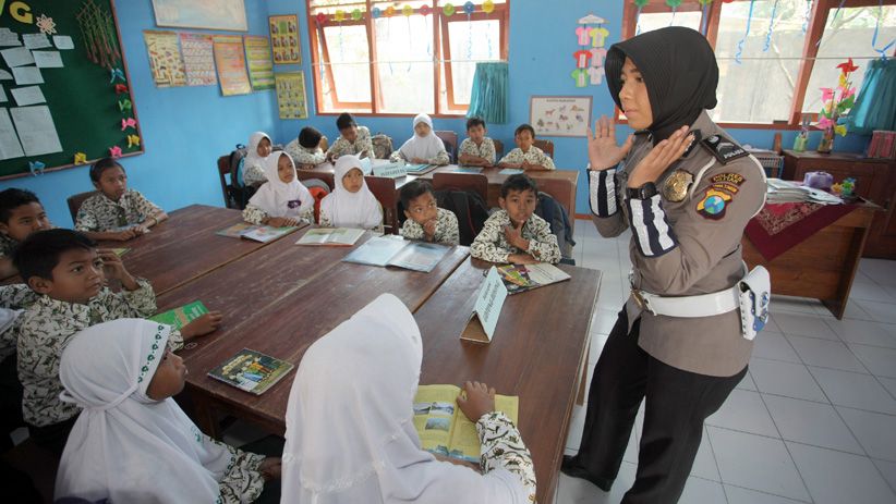 Guru Mogok Mengajar di Blitar, Polisi Bantu Proses Belajar Murid SD