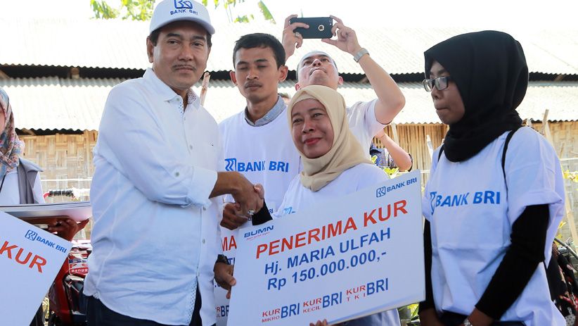 Menteri BUMN dan Dirut BRI Panen Buah Melon di Lamongan - Bagian 6