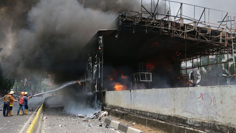Foto-Foto Gerbang Tol Pejompongan Hangus Terbakar - Bagian 6