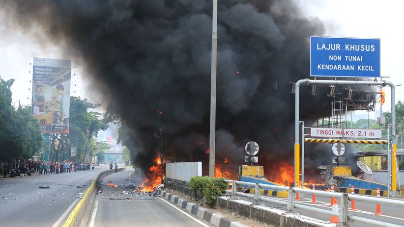 Foto-Foto Gerbang Tol Pejompongan Hangus Terbakar - Bagian 5