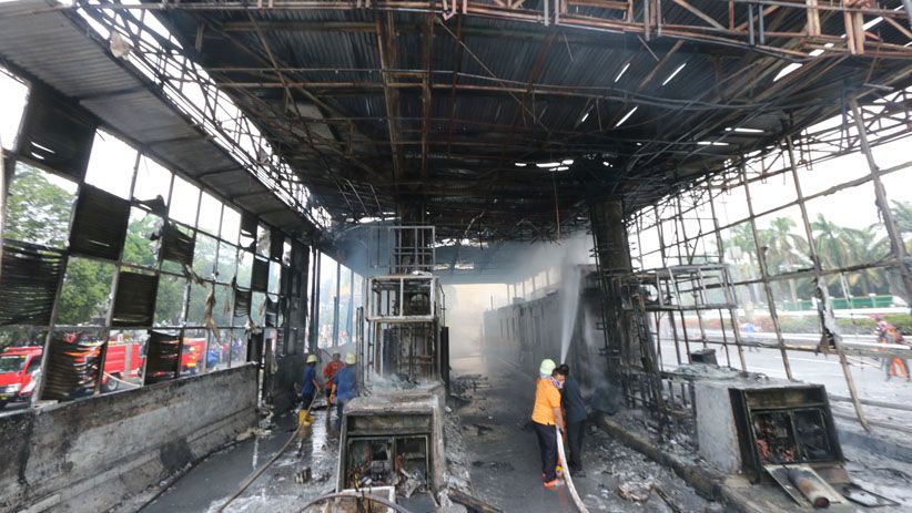 Foto-Foto Gerbang Tol Pejompongan Hangus Terbakar - Bagian 4