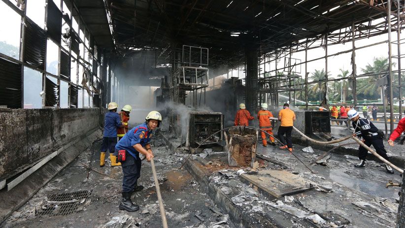 Foto-Foto Gerbang Tol Pejompongan Hangus Terbakar - Bagian 3