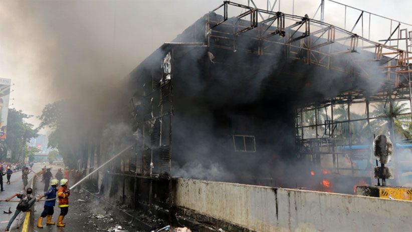 Foto-Foto Gerbang Tol Pejompongan Hangus Terbakar - Bagian 2