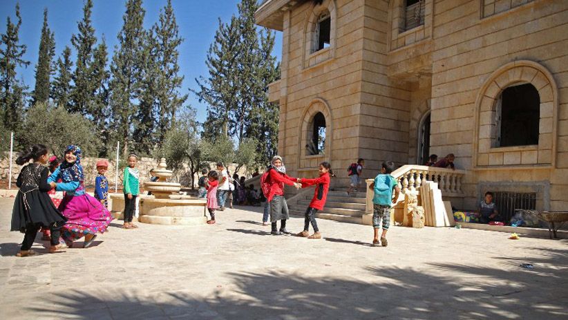 Anak-Anak Korban Perang Suriah Belajar Tanpa Meja dan Kursi - Bagian 5