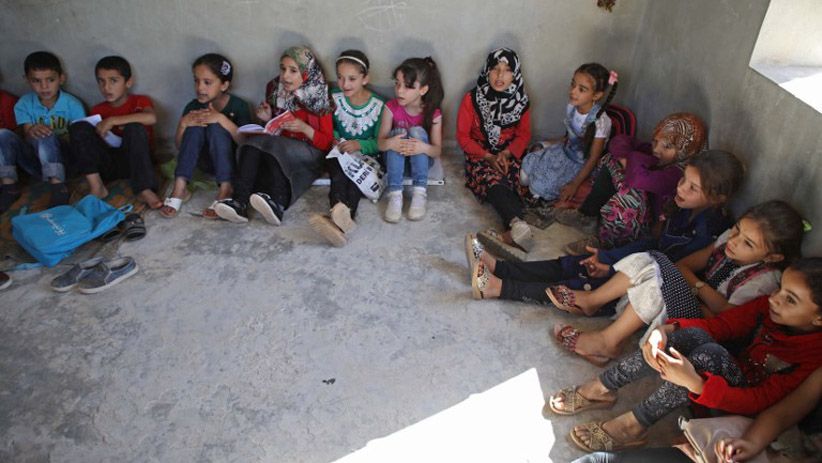 Anak-Anak Korban Perang Suriah Belajar Tanpa Meja dan Kursi - Bagian 4