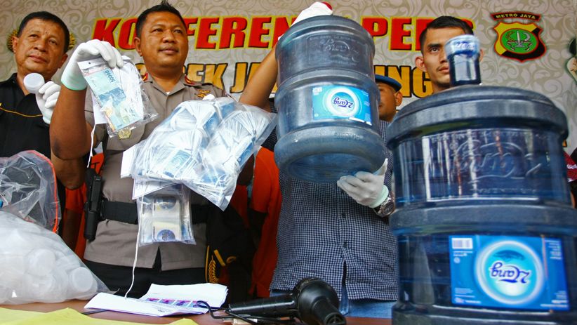 Polisi Bongkar Pemalsuan Air Mineral Kemasan Galon di Tangerang - Bagian 1