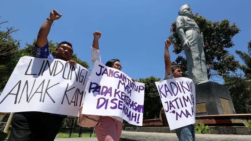 3 Wali Murid SMKN 1 Surabaya Mengadu ke Patung Gubernur Suryo