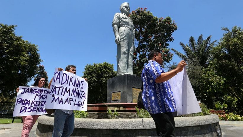 3 Wali Murid SMKN 1 Surabaya Mengadu ke Patung Gubernur Suryo