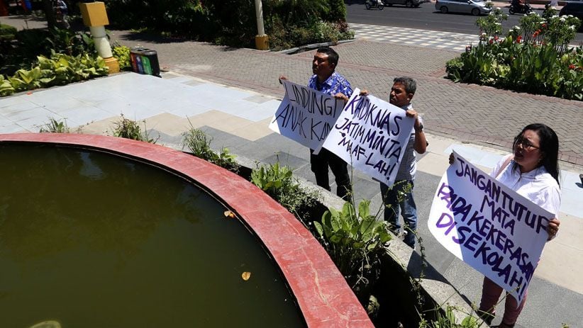 3 Wali Murid SMKN 1 Surabaya Mengadu ke Patung Gubernur Suryo