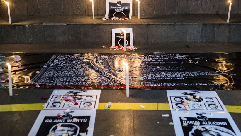 Warga Bandung Gelar Aksi Solidaritas Tolak Kekerasan Suporter Sepak Bola - Bagian 3