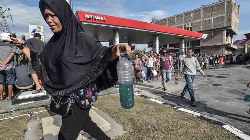 Warga Palu Berebut BBM dari Mobil Tangki dan SPBU
