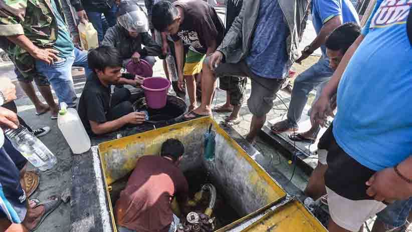Warga Palu Berebut BBM dari Mobil Tangki dan SPBU