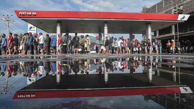 Warga Palu Berebut BBM dari Mobil Tangki dan SPBU