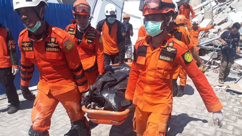 Tim SAR Evakuasi Korban Gempa Tertimbun Bangunan Hotel Roa-Roa Palu - Bagian 2