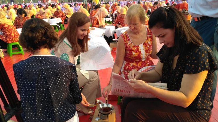 5.000 Perempuan Membatik dengan Canting Dapat Rekor MURI di Mabes TNI  - Bagian 3